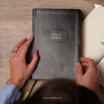 KJV Holy Bible with 73,000 Center-Column Cross References, Black Leathersoft, Red Letter, Comfort Print: King James Version